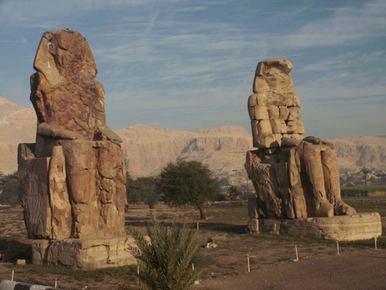 Колоссы Мемнона, воздвигнуты Аменхотепом III, XVIII династия