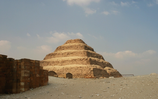 Ступенчатая пирамида Джосера (III династия)