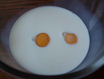 Яйца с молоком
