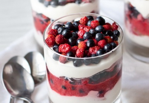 Сливочный десерт с лесными ягодами