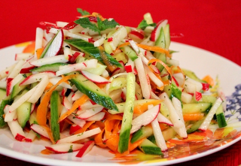Постные блюда: Салат с редиской, огурцами и морковкой