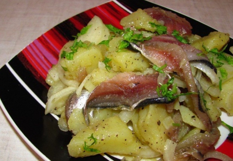 Салат с картофелем и килькой