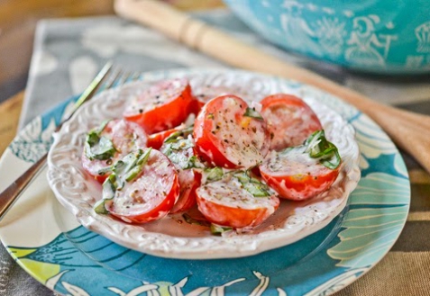 Салат из помидоров с базиликовой заправкой