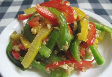 Постные блюда: Салат из перца с заправкой из оливок