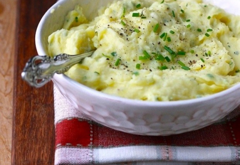 Рецепт - Картофельное пюре с чесноком и зеленым луком