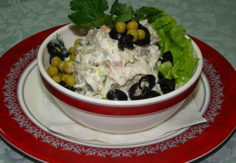 Мясной салат с маслинами