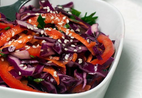 Овощной салат с красной капустой