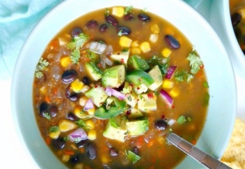 Острый вегетарианский суп с черной фасолью