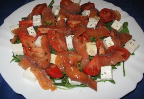Салат с рукколой, помидорами и семгой