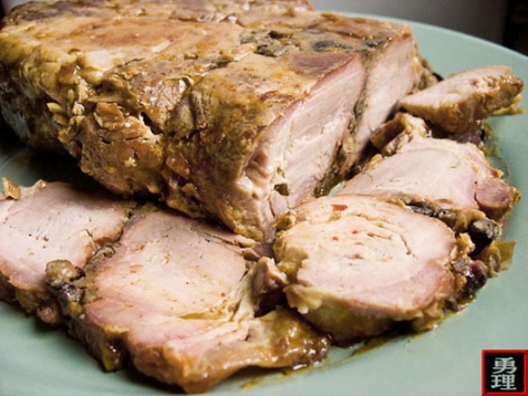 Рецепт - Шейка свиная, запеченная с грибами и айвой