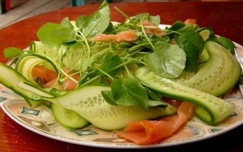 Салат с семгой и кресс-салатом - рецепт