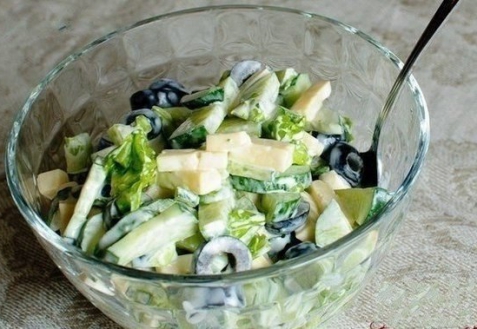 Салат с огурцами, маслинами и сыром
