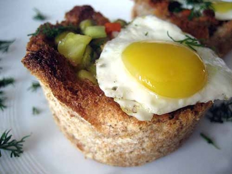 Гнезда из хлеба с овощами и яйцами - рецепт