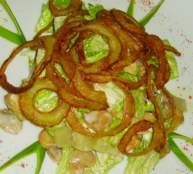 Салат с луком фри, ананасами и грибами - рецепт