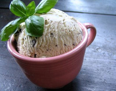 Мороженое с шоколадом и базиликом - рецепт