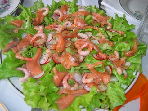 Салат с семгой и креветками - рецепт