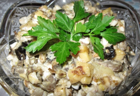Салат с печенью, грибами и черносливом