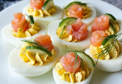 Рецепт - Фаршированные яйца с лососем и огурцом